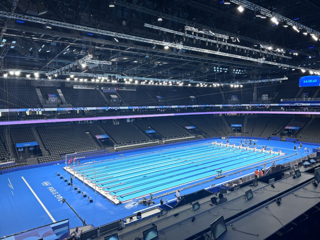 Ολυμπιακοί Αγώνες: Μπήκαμε στην La Defense Arena όπου θα λάμψει ο ελληνικός υγρός στίβος